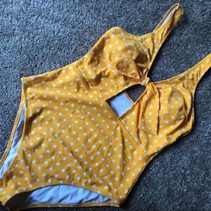 🔸Cupshe Keyhole one piece